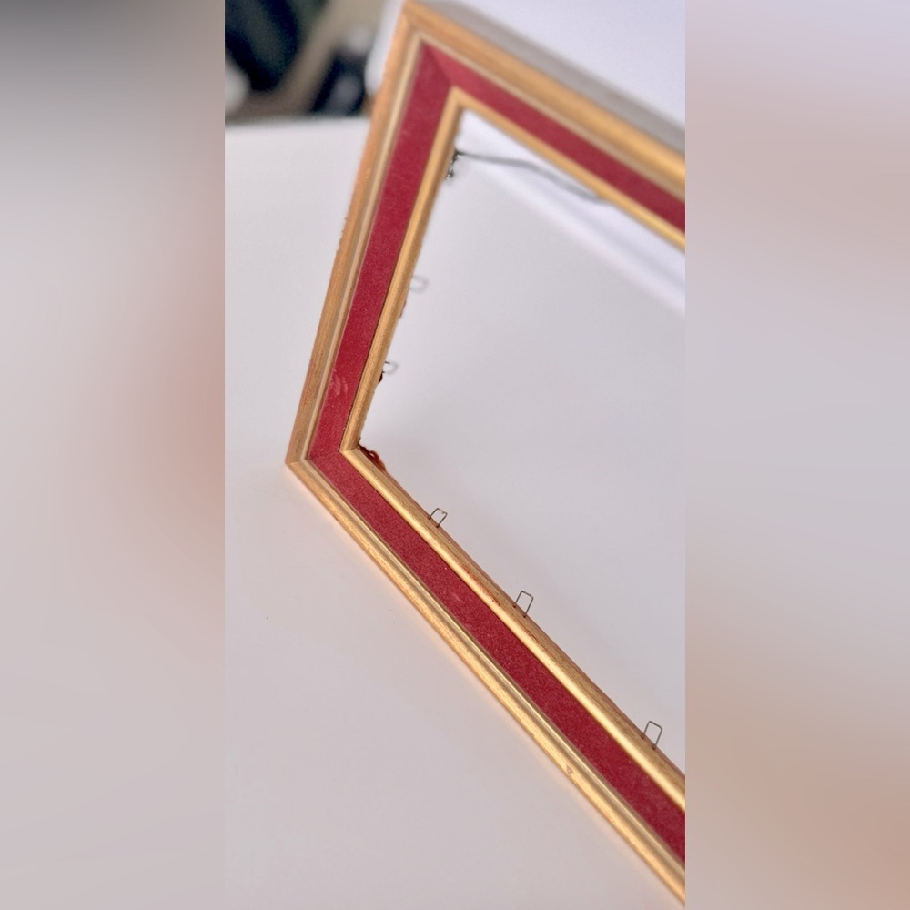 VINTAGE 5x7 Antique Wooden Red Velvet Gold Picture Frame w Wire Hanger - Picture 14 of 16